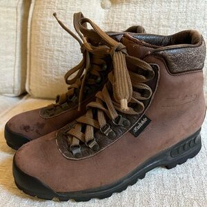 Vintage Raichle Hiking Boots 
Womens size 6.5